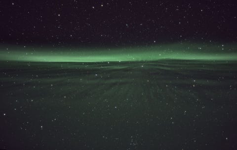 Het noorderlicht danst boven Sirkka in Finland