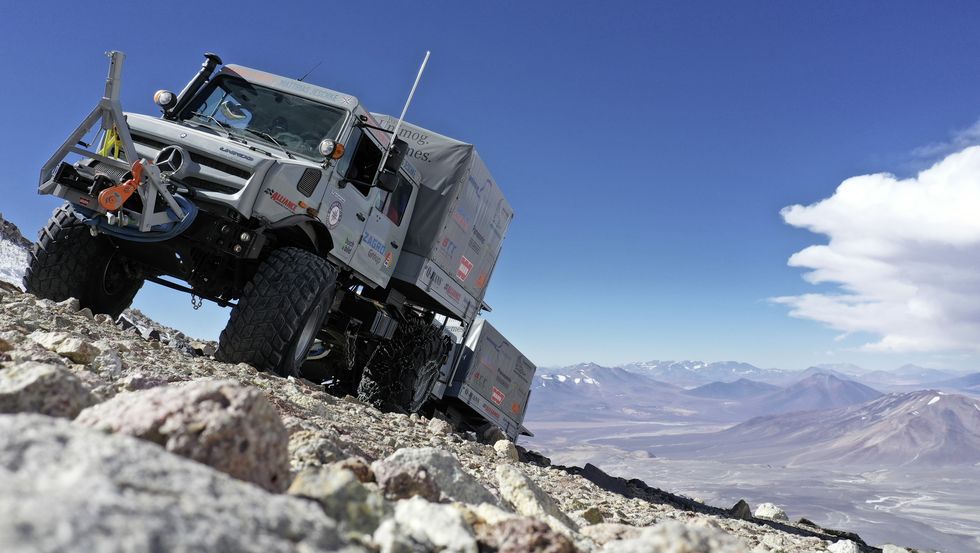 Hochgeländegängige Unimog U 5023 unterstützen Expeditionsteam in Chile - gleichzeitig Höhenweltrekord mit 6.694 Metern
 Extreme off-road Unimog U 5023 trucks assist an expedition team in Chile and even set the world altitude record at 6694 metres