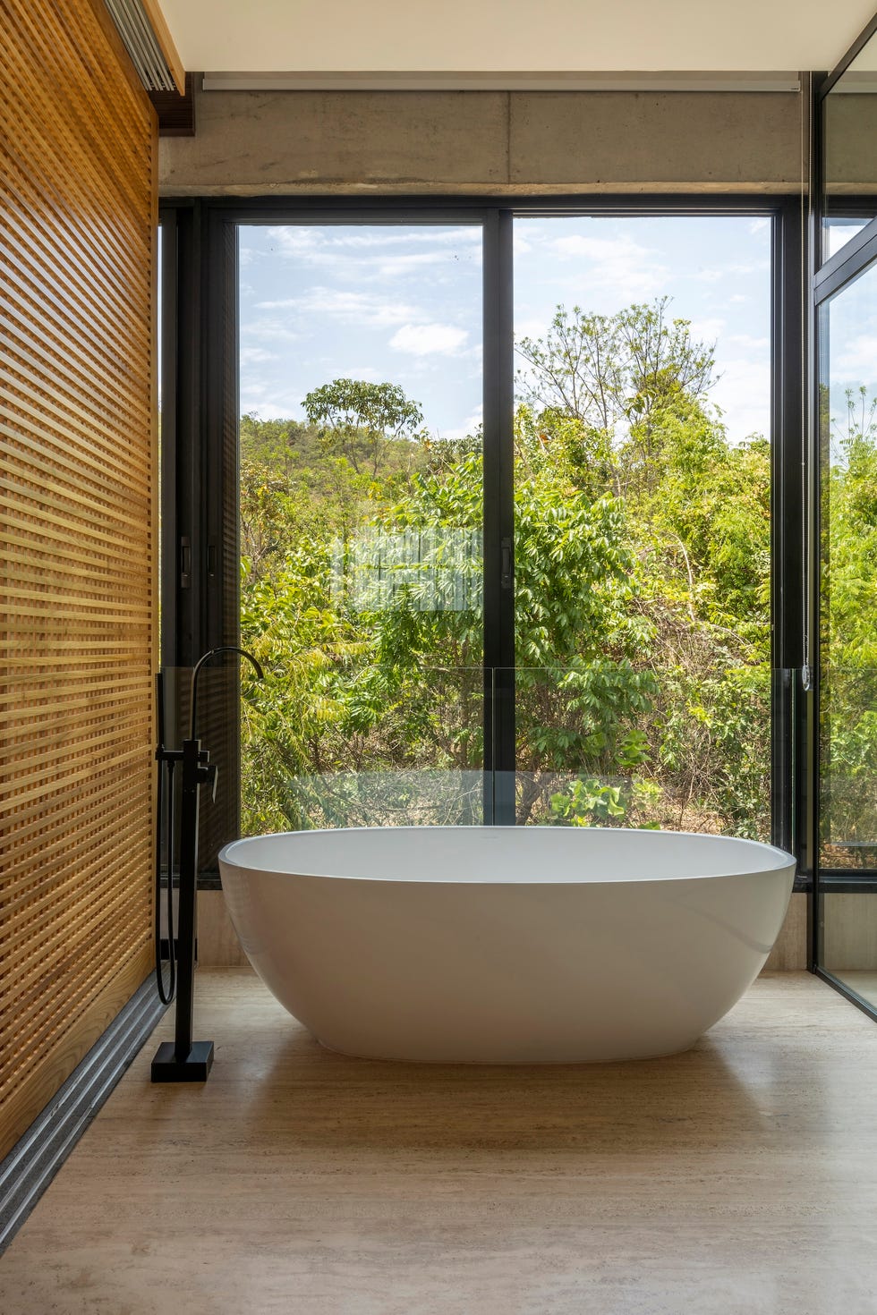 casa de hormigon con piscina que combina estructura brutalista, ventilacion cruzada y diseno tropical a medida
