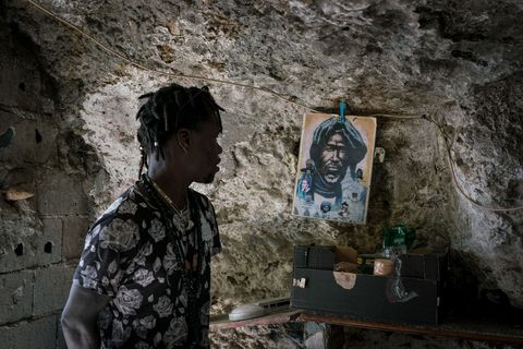 In zijn grotwoning in de heuvels van Sacromonte bekijkt Malik een Senegalese immigrant een afbeelding die hij aan de wand heeft opgehangen