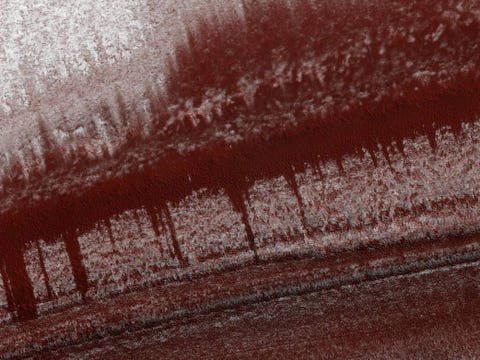 De gelaagde afzettingen op de Noordpool van Mars bestaan uit ijsafzettingen die 3 kilometer dik zijn en een doorsnede van ongeveer 1000 kilometer hebben