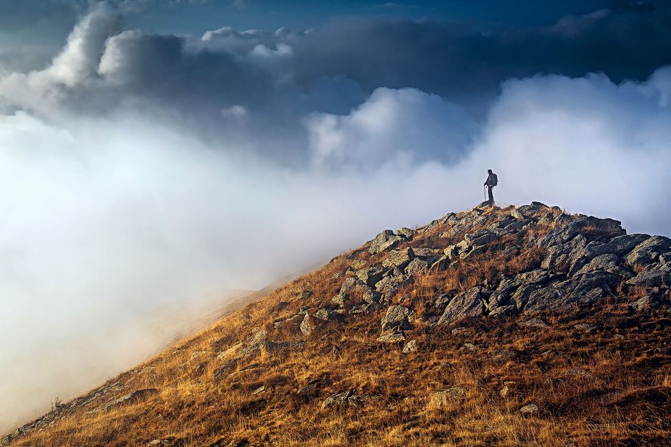 Een wandelaar heeft de piek bereikt van de berg Matorac in de Dinarische Alpen van BosniHerzegovina