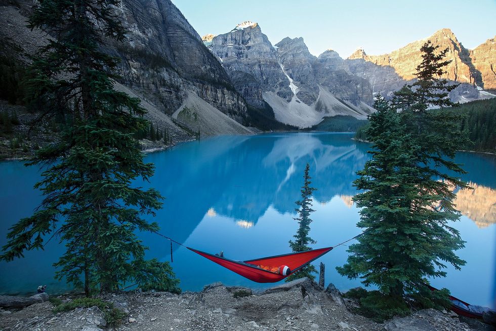 Ultiem genieten bij zonsopkomst in een hangmat met uitzicht op Moraine Lake gelegen in Banff National Park