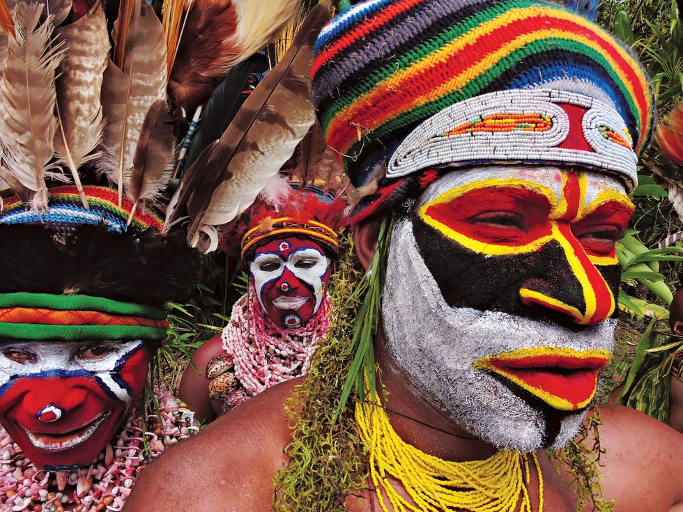 Stamleden in Mount Hagen PapoeaNieuwGuinea nemen deel aan een singsing een bijeenkomst vol zang en dans