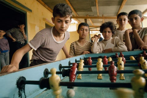 In een opvangkamp voor vluchtelingen in Jisr al Basha Libanon spelen kinderen een potje tafelvoetbal