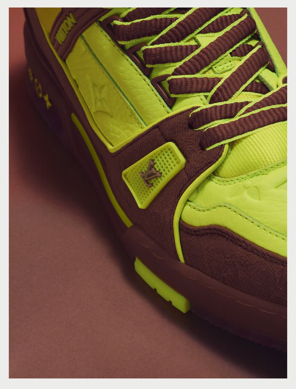 LV Trainer球鞋換上夏季新色！除了奢華粉紅水鑽運動鞋，還有「