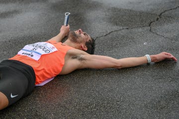 khalid choukoud ligt op de grond na marathon