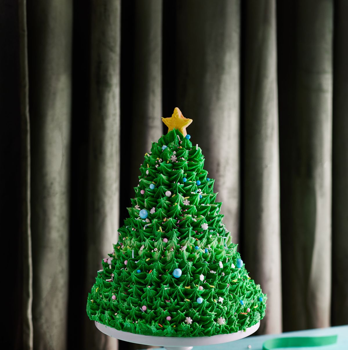 https://hips.hearstapps.com/hmg-prod/images/210909-delish-quarterly-holiday-christmas-tree-cake-0421-less-props-eb-1632328898.jpg?crop=1.00xw:0.671xh;0,0.126xh&resize=1200:*