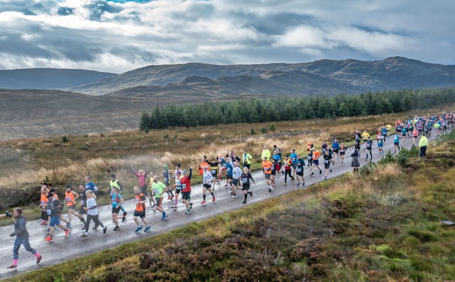 an aerial photo of a marathon in the mountians