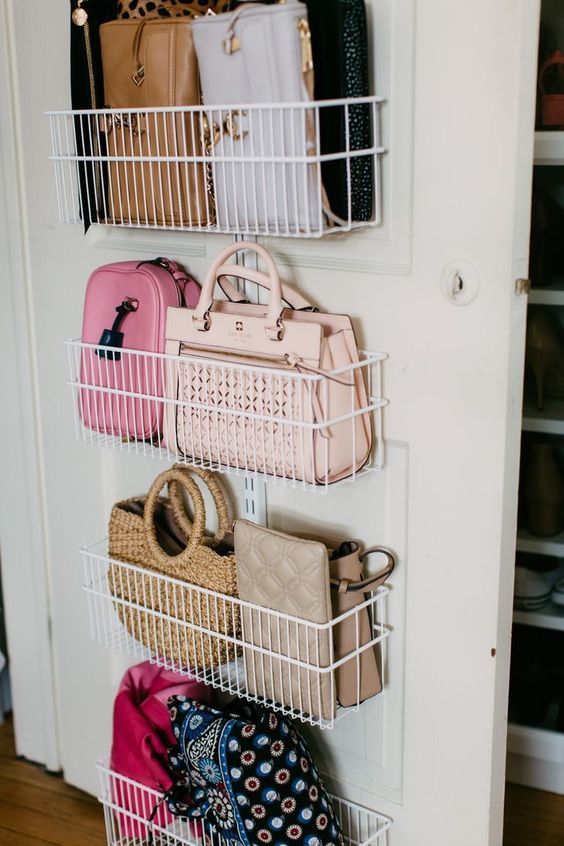 20 ideas para ordenar y guardar los bolsos en casa