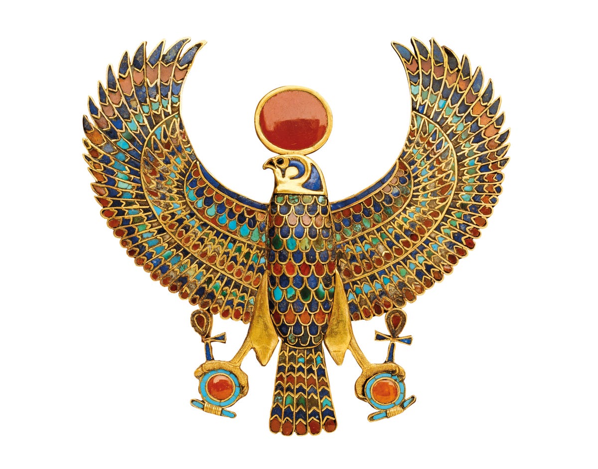 VALK HORUSDe valk stond voor oorlogs en zonnegoden onder wie Horus Die komt voor in twee van de koningsnamen de Horusnaam en de Horus van Goudnaam als vertegenwoordiger van de levende koning Hier is een pectoral te zien in de vorm van Horus afkomstig uit de schat van ToetanchamonEgyptisch Museum Caro