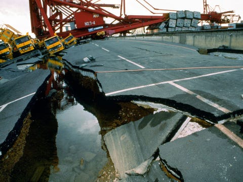Aardbevingen zijn gebruikelijk in Japan maar de aardschok van 1995 in Kobe was uitzonderlijk en betekende ook het einde van dit stuk snelweg een groot aantal vrachtwagens en zelfs een enorme kraan die door de kracht van de schok instortte De aardbeving met een kracht van 72 op de schaal van Richter was een van de meest rampzalige in de lange geschiedenis van Japan 6433 mensen kwamen om en de schade bedroeg ruim honderd miljard dollar
