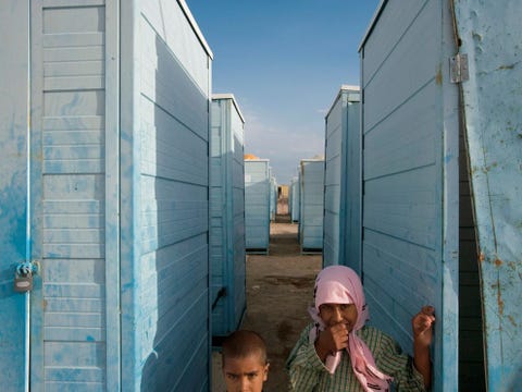 Iranirs staan voor de stalen noodonderkomens waarin ze twee jaar na de zware aardbeving van 2003 nog altijd woonden bij de ramp kwamen circa 30000 mensen om en werd de historische stad Bam vrijwel geheel verwoestAardbevingen ontstaan diep onder de grond in de aardkorst en bovenste aardmantel op diepten van tot wel 800 kilometer De meeste zware aardbevingen vinden plaats langs breuklijnen waar tektonische aardplaten op elkaar stuiten en langs of over elkaar heen schuiven Die beweging is doorgaans zeer langzaam en geleidelijk maar de daarbij opgebouwde spanning kan zich plotseling ontladen waarbij de platen met veel geweld op en neer of heen en weer schuiven daarbij worden schokgolven door de aardkorst gezonden die aan het oppervlak als bevingen worden gevoeld