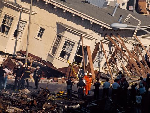 Inwoners van de wijk Marina in San Francisco werden in 1989 getroffen door een aardbeving die deze rijtjeshuizen gevaarlijk deed overhellen de huizen werden met tijdelijke steunbalken gestutWetenschappers kunnen niet voorspellen waar en wanneer een aardbeving zal plaatsvinden maar ze kunnen wel seismische gegevens gebruiken om de waarschijnlijkheid van toekomstige schokken te voorspellen Zo heeft het gebied rond de Baai van San Francisco 67 procent kans op een zware aardbeving in de komende dertig jaar Californi wordt doorsneden door het breuklijnstelsel van de San Andreasbreuk waar de Pacifische en NoordAmerikaanse platen geleidelijk langs elkaar schuiven Weliswaar loopt Californi geen gevaar om af te breken en in de Stille Oceaan te vallen maar Los Angeles en San Francisco zullen in de verre toekomst naast elkaar komen te liggen
