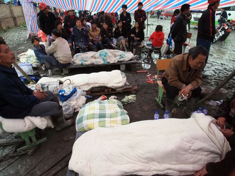 Het vreselijke verlies aan mensenlevens bij de aardbeving die op 12 mei 2008 in de provincie Sichuan plaatsvond blijkt uit de begrafenisrituelen die door ouders worden uitgevoerd ten behoeve van hun kinderen die omkwamen toen hun schoolgebouw instortte Bij de aardbeving werden circa 70000 mensen gedood en raakten ruim 5 miljoen mensen dakloos