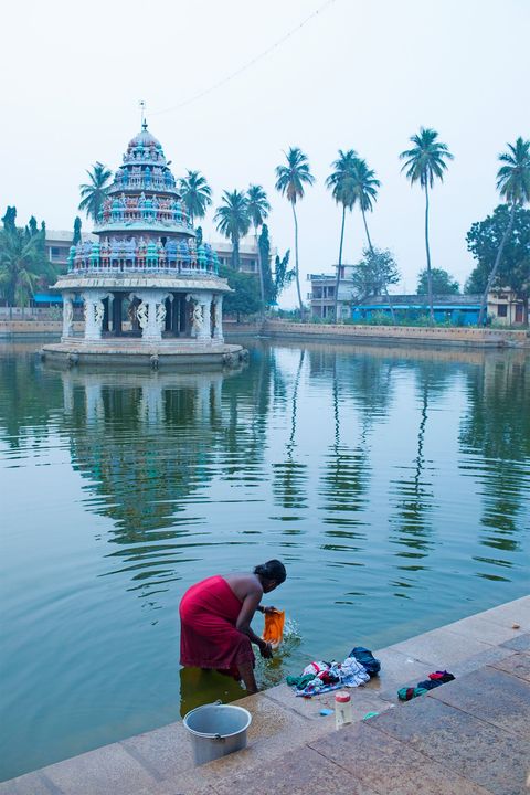 In het kleine dorpje Kovilur wast een vrouw kleren in het reservoir