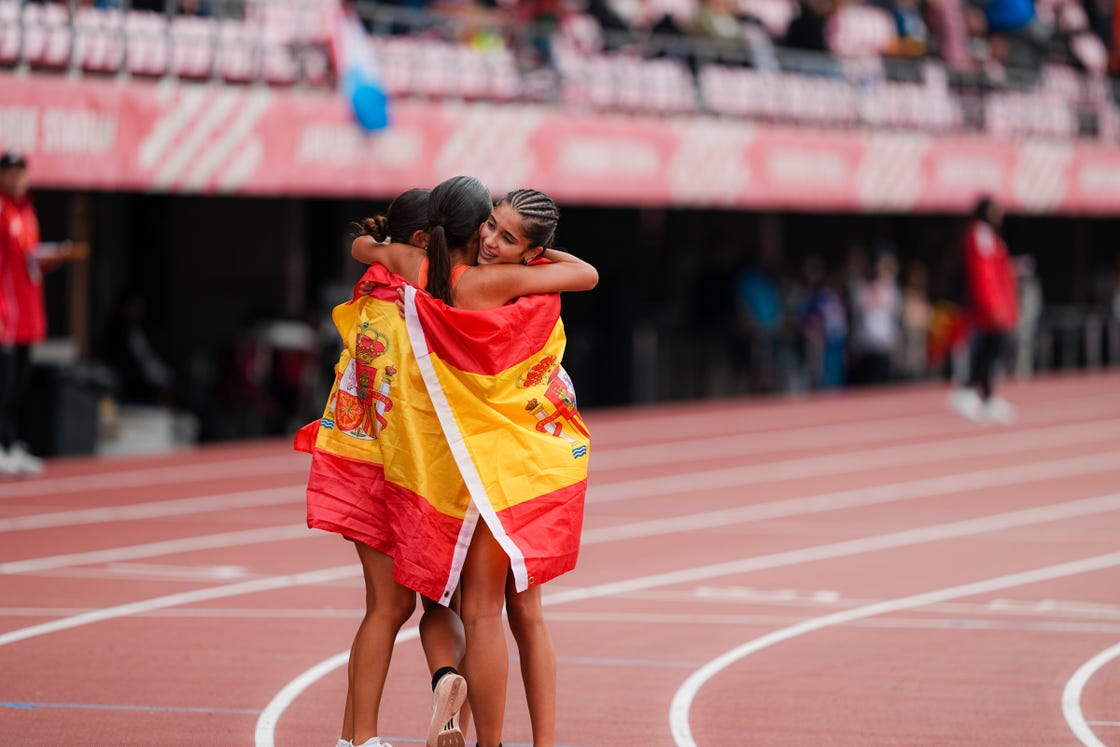 graf6052. tampere (finlandia), 09/08/2025. la española sofía santacreu (c) revalidó este sábado su título de campeona de europa sub 20 en los 10 kilómetros marcha, mientras que su compatriota aldara meilán (d) se colgó el bronce en una destacada actuación para españa en los campeonatos de europa de atletismo sub 20 que se disputan en tampere (finlandia). efe/ rfea/deportesmedia/sÓlo uso editorial/sÓlo disponible para ilustrar la noticia que acompaÑa (crÉdito obligatorio) 