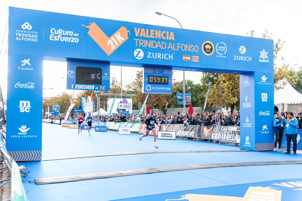 carlos mayo gana la media maraton de valencia