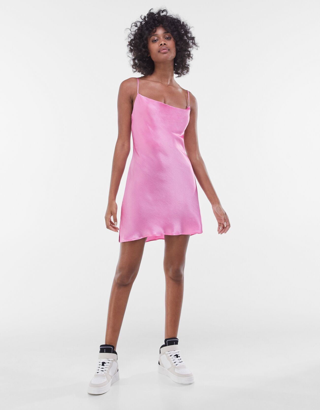 Ficha este vestido lencero rosa de Bershka