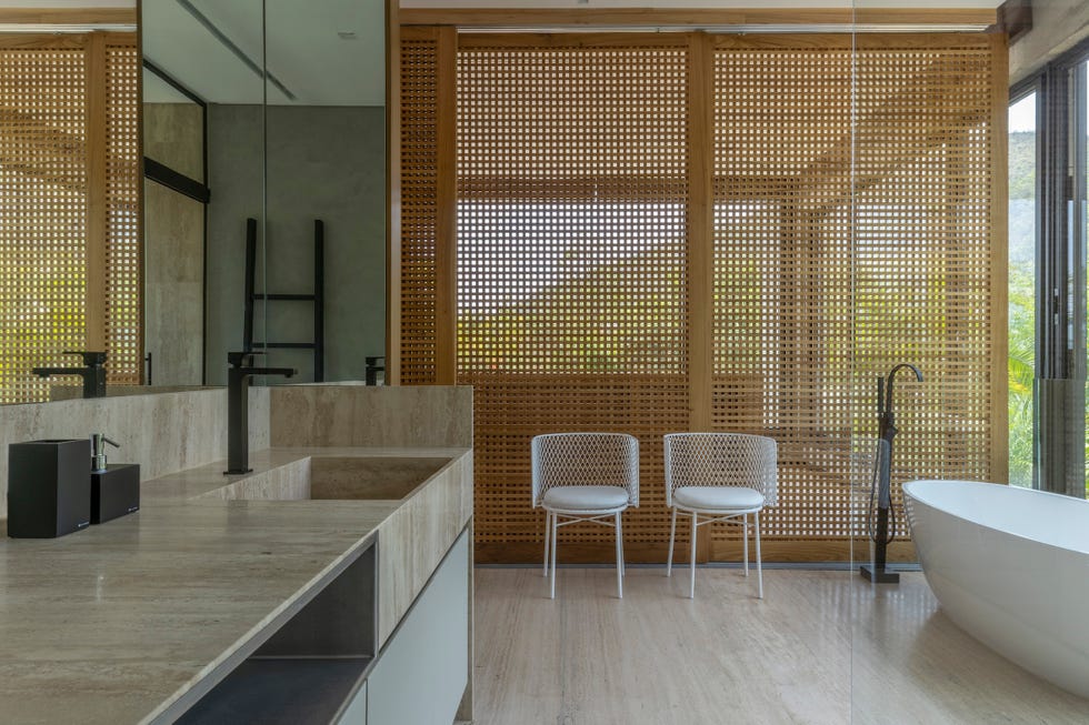 casa de hormigon con piscina que combina estructura brutalista, ventilacion cruzada y diseno tropical a medida