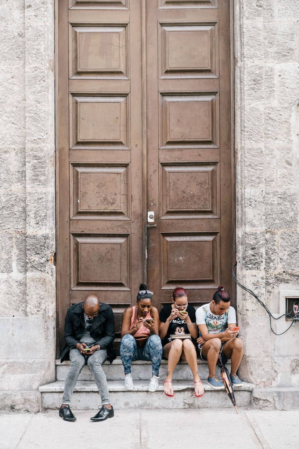 In 2015 opende Cuba tientallen wifizones in heel Havana Sindsdien zie je op het eiland overal groepjes mensen met smartphones