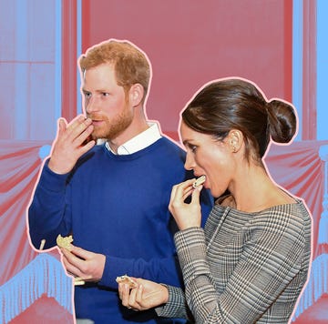 Meghan Markle y el príncipe Harry comiendo meghan markle y el príncipe harry comiendo