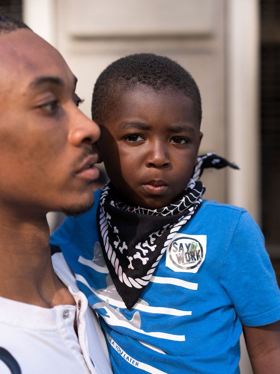 Deangelo Garvin 23 uit Washington DC heeft zijn zoon DJ 4 op de arm terwijl hij in de buurt staat van de plek waar de demonstraties in volle gang zijn Ik ben hier gekomen omdat ik een trotse zwarte man ben zei Deangelo