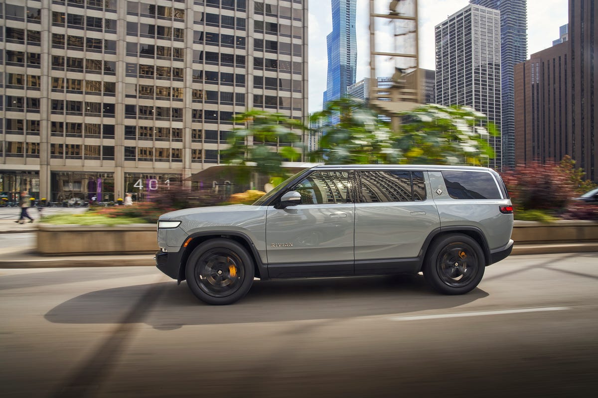 2022 Rivian R1S Has Appeal, but the R1T Pickup Drives Far Better