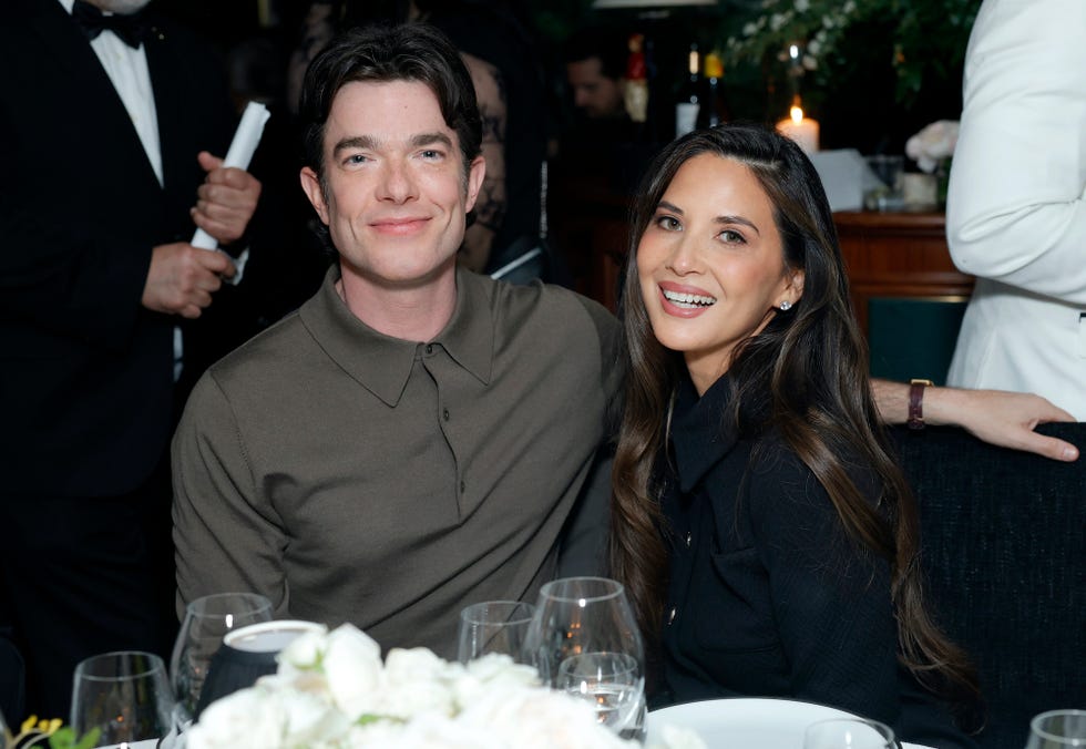 Beverly Hills, California, 1 de marzo: (de izq. a der.) John Mulaney y Olivia Munn asisten a la cena anual pre-Óscar de Chanel y Charles Finch en el Polo Lounge del Hotel Beverly Hills el 1 de marzo de 2025 en Beverly Hills, California. (Foto de Stefanie Keenan/WireImage)