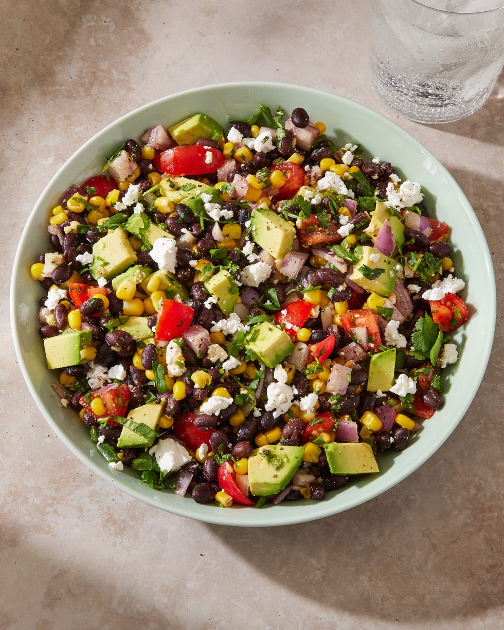 https://hips.hearstapps.com/hmg-prod/images/220303-delish-seo-black-bean-and-corn-salad-vertical-v5-0312-eb-1646772550.jpg?crop=0.616xw:0.740xh;0.179xw,0.110xh&resize=980:*