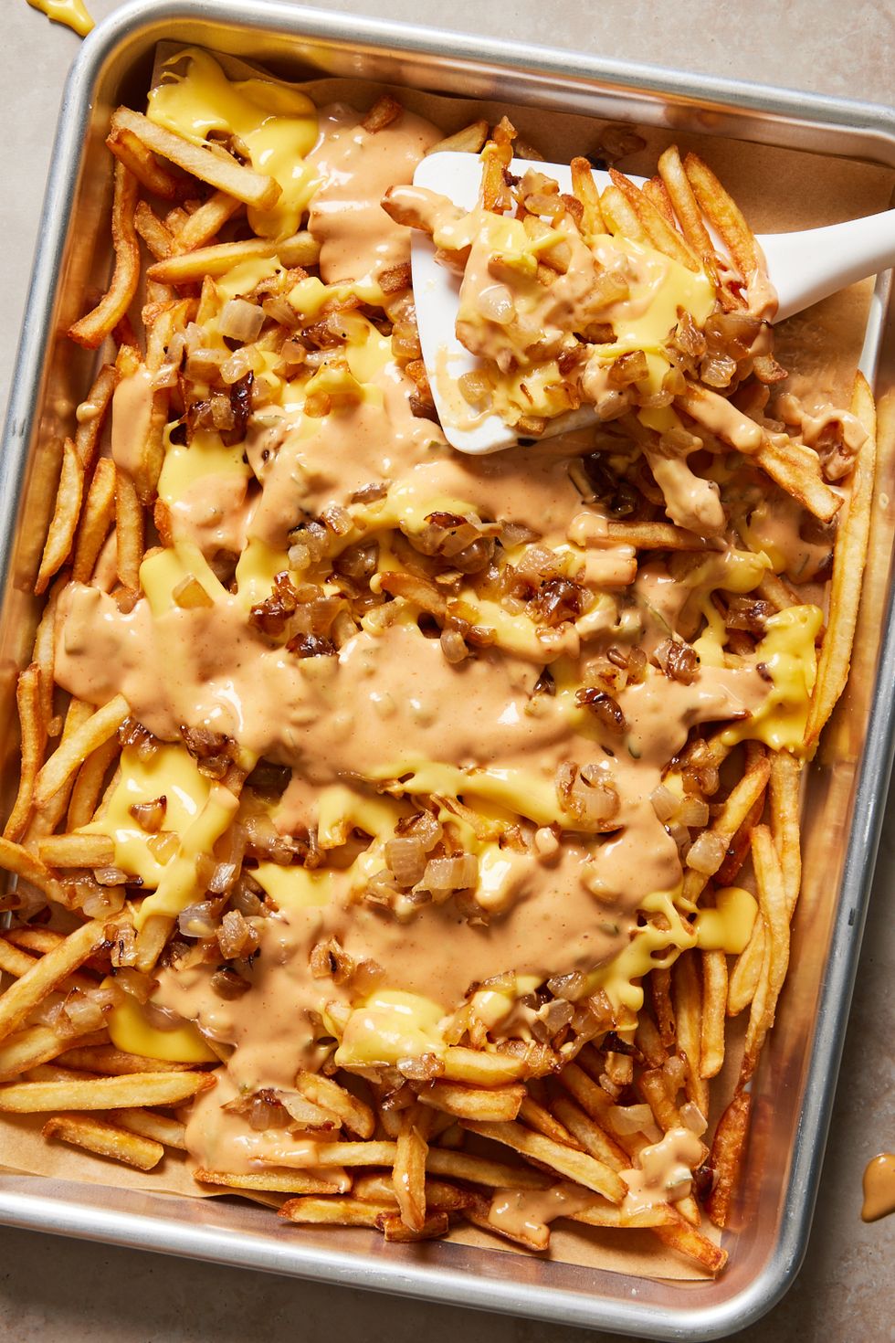 https://hips.hearstapps.com/hmg-prod/images/220907-delish-seo-animal-style-fries-0253-eb-1663271434.jpg?crop=0.9057971014492754xw:1xh;center,top&resize=980:*