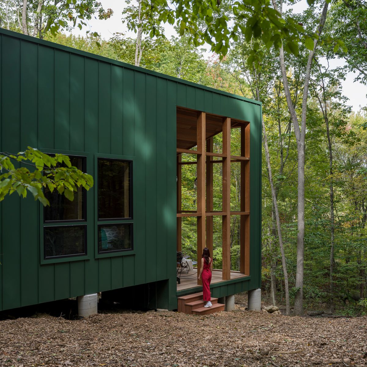 Una casa de madera sostenible con un patio central de luces para vivir en  la montaña