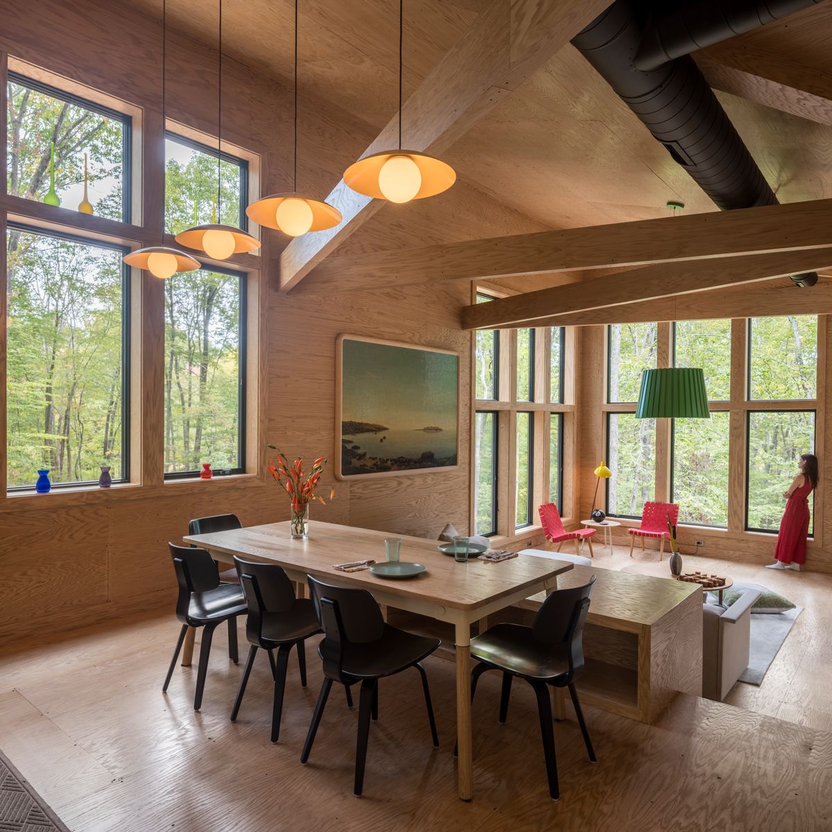 Una casa de madera sostenible con un patio central de luces para vivir en  la montaña