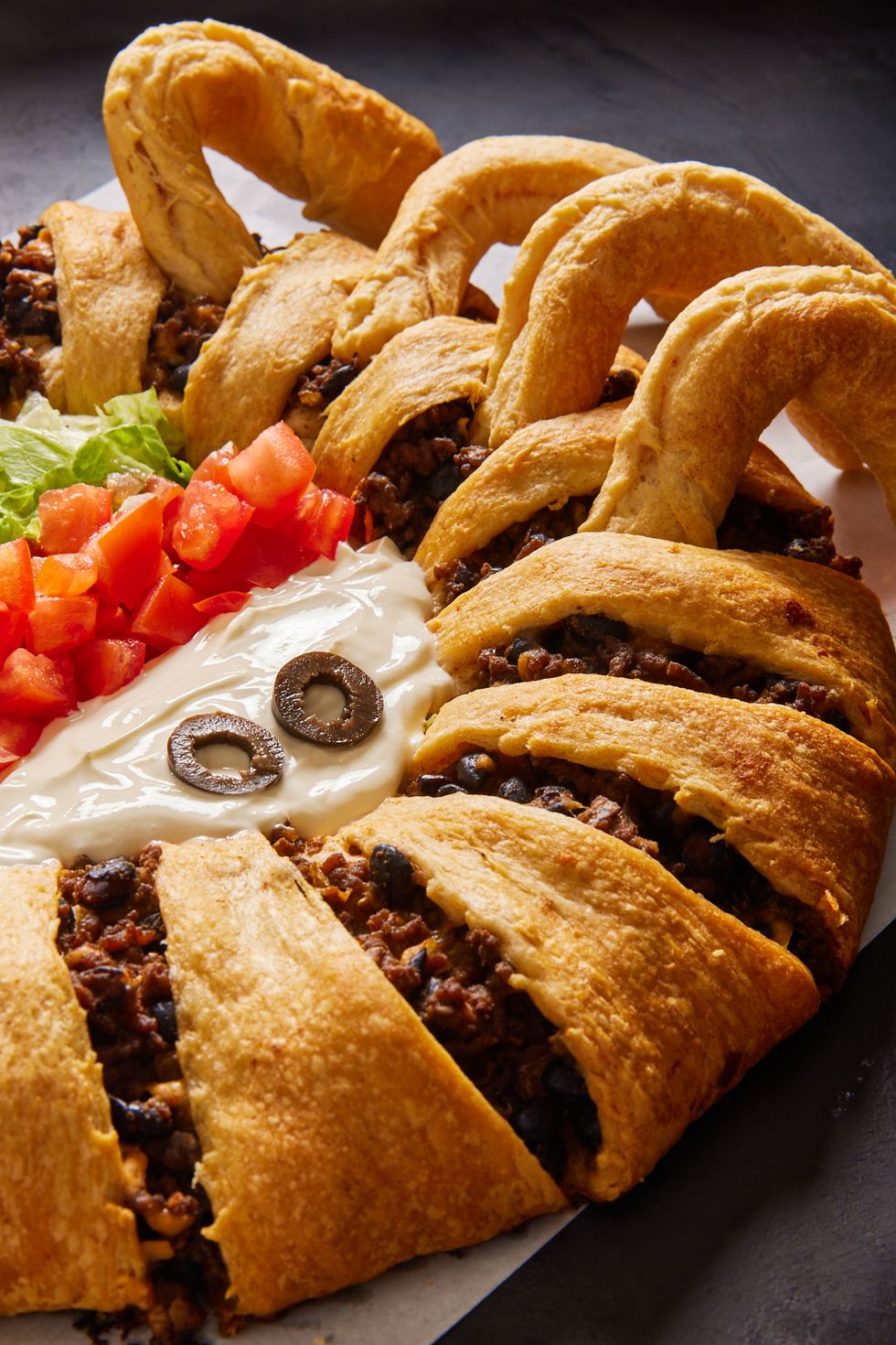 https://hips.hearstapps.com/hmg-prod/images/221011-delish-seo-spider-taco-ring-0991-eb-1666030822.jpg?crop=0.9057971014492754xw:1xh;center,top&resize=980:*