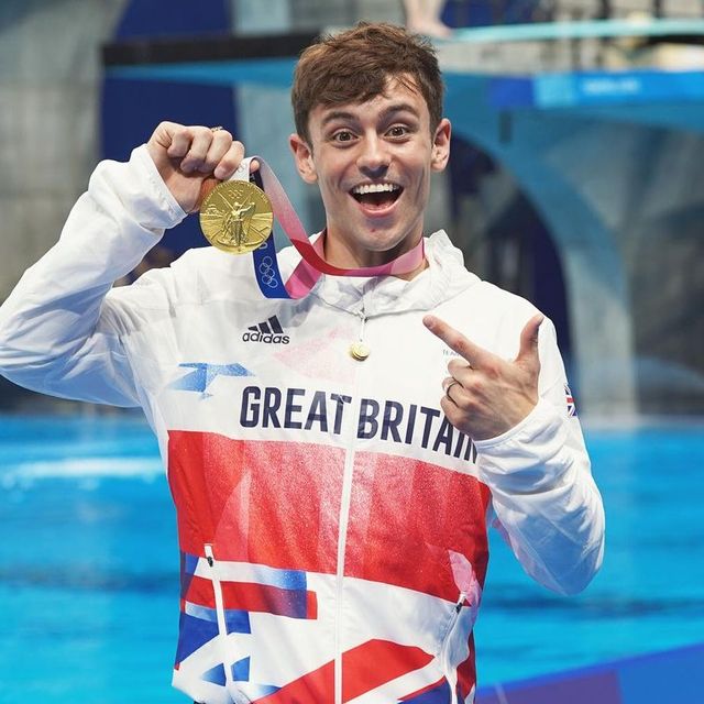 選手村の様子を自身のyoutubeに投稿し、多機能トイレなどに感激する姿が﻿日本でも話題を呼んだばかりの﻿イギリス代表の水泳男子飛び込みペアのトム・デイリー選手（（27歳）。﻿ゲイであることをカミングアウトしている五輪選手の一人として、金﻿メダル獲得後にlgbtqコミュニティへ対して語ったこととは…？