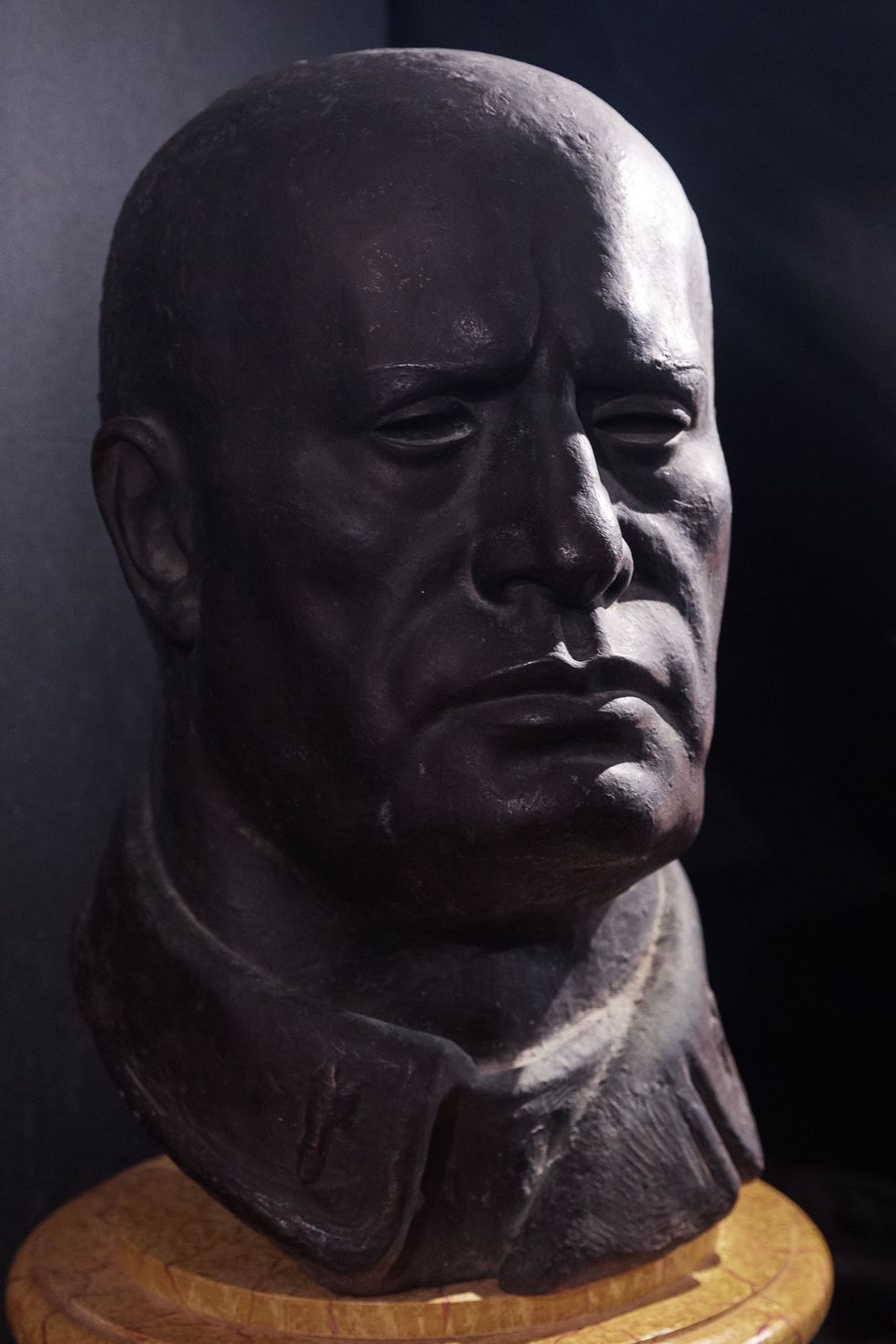 Een buste van Mussolini is te zien in zijn geboorteplaats Predappio in ZuidItali Het beeld maakte deel uit van een tentoonstelling die werd georganiseerd ter gelegenheid van de honderdste verjaardag van Mussolinis Mars op Rome in oktober 1922