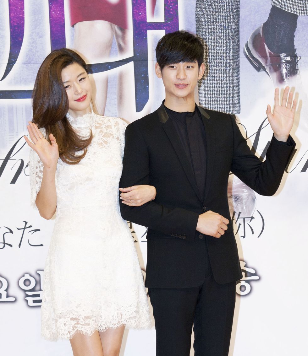 16 december 2013   seoul, south korea  l to r south korean actress jeon ji hyun and actor kim soo hyun, attend a press conference for the sbs tv special drama 'man from the star' at sbs broadcasting center in seoul, south korea on december 16, 2013 the upcoming special drama will be broadcasted starting from on december 18 photo credit lee young hosipa usa