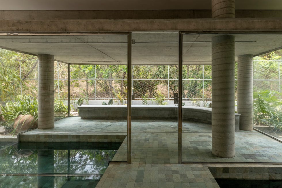 casa de hormigon con piscina que combina estructura brutalista, ventilacion cruzada y diseno tropical a medida