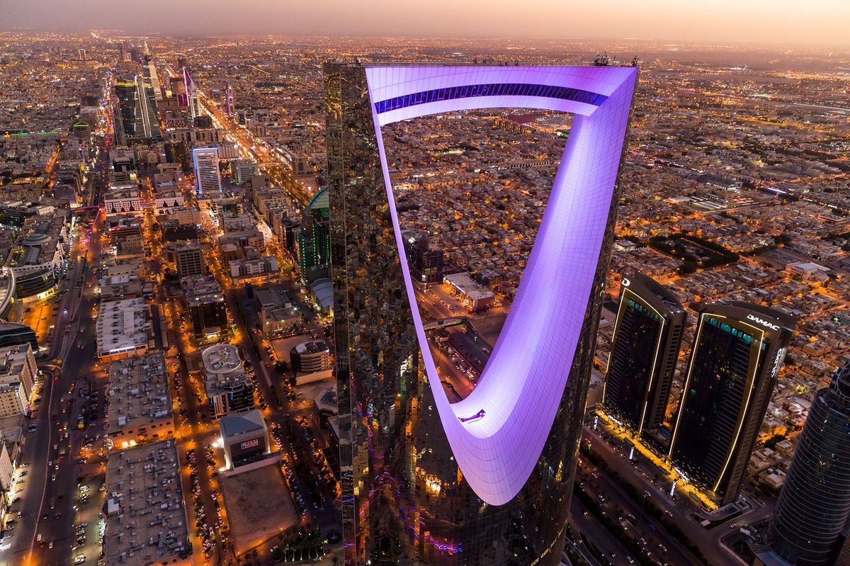 Het 302 meter hoge Kingdom Centre weerspiegelt de stad Riyad de hoofdstad van SaoediArabi een koninkrijk dat is gebouwd op reusachtige voorraden goedkope aardolie Toen het gebouw in 2002 werd voltooid was het de hoogste wolkenkrabber van het land nu staat het bouwwerk wat betreft hoogte op de vijfde plaats