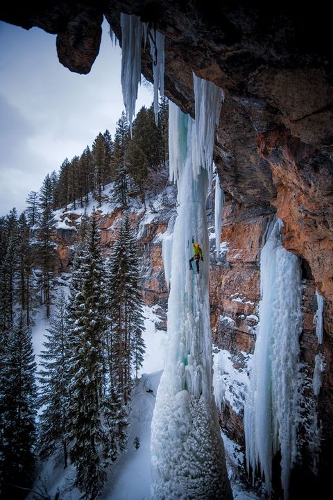 Sam Elias beklimt The Fang een ijspilaar in Vail Colorado
