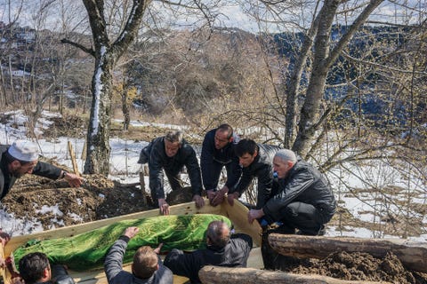 In Ribnovo is dood net als het huwelijk een gemeenschappelijke bijeenkomst Hier zie je mannen uit het dorp die een grafkist overbrengen naar een begraafplaats om te begraven