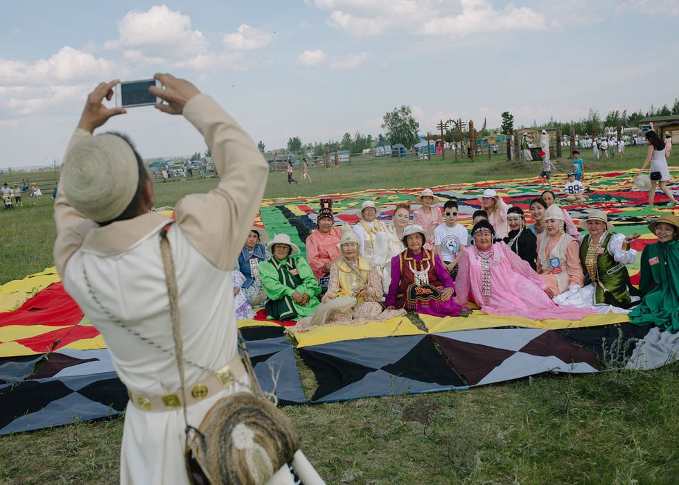 Festivalgangers nemen een groepsfoto tijdens het Ysjachfestival even buiten Jakoetsk Het Ysjachfestival heeft een heel belangrijke plek in ons leven zegt Vasiljev Het is wat ons verbindt met onze tradities Dit feest is onze culturele code die van groot belang is om in de geglobaliseerde wereld te behouden