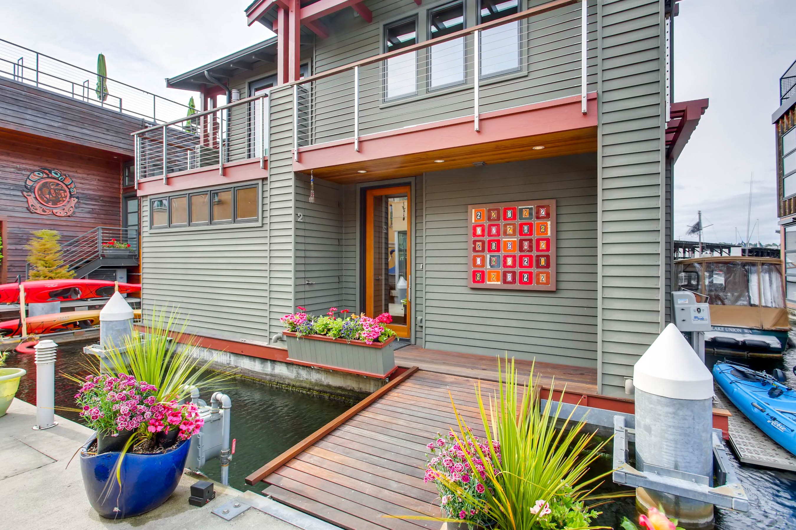 Floating House Seattle - Seattle Floating Home Features Pool and Wine ...