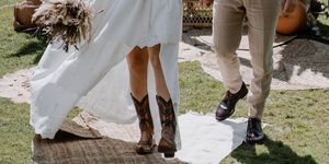 vestido de novia asimétrico y botas cowboy