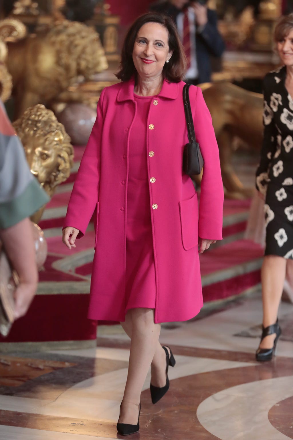 Fashion, Fashion model, Clothing, Fashion show, Pink, Coat, Outerwear, Runway, Haute couture, Event, 