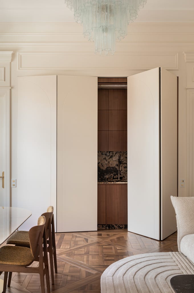 un apartamento de techos altos que combina historia, diseno, arte y funcionalidad