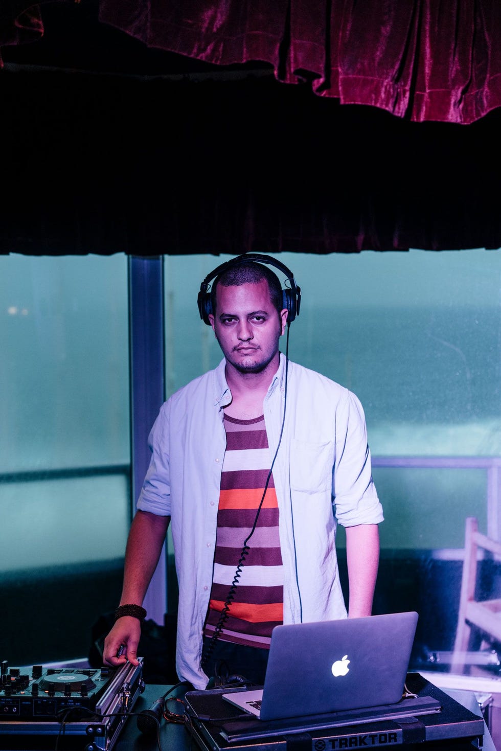 Salsa maakt in de hipste clubs van Havana plaats voor nieuwe muziek Op het dakterras van barrestaurant Flauta Magica draait DJ Joan Coffigny deep house