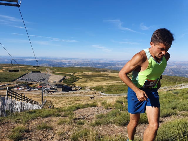 un corredor sube el puerto de la covatilla durante el ultratrail que se celebra en béjar, salamanca
