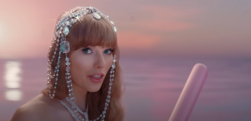 https://hips.hearstapps.com/hmg-prod/images/24-karma-video-easter-egg-taylor-is-still-bejeweled-647454bb61794.png?resize=980:*