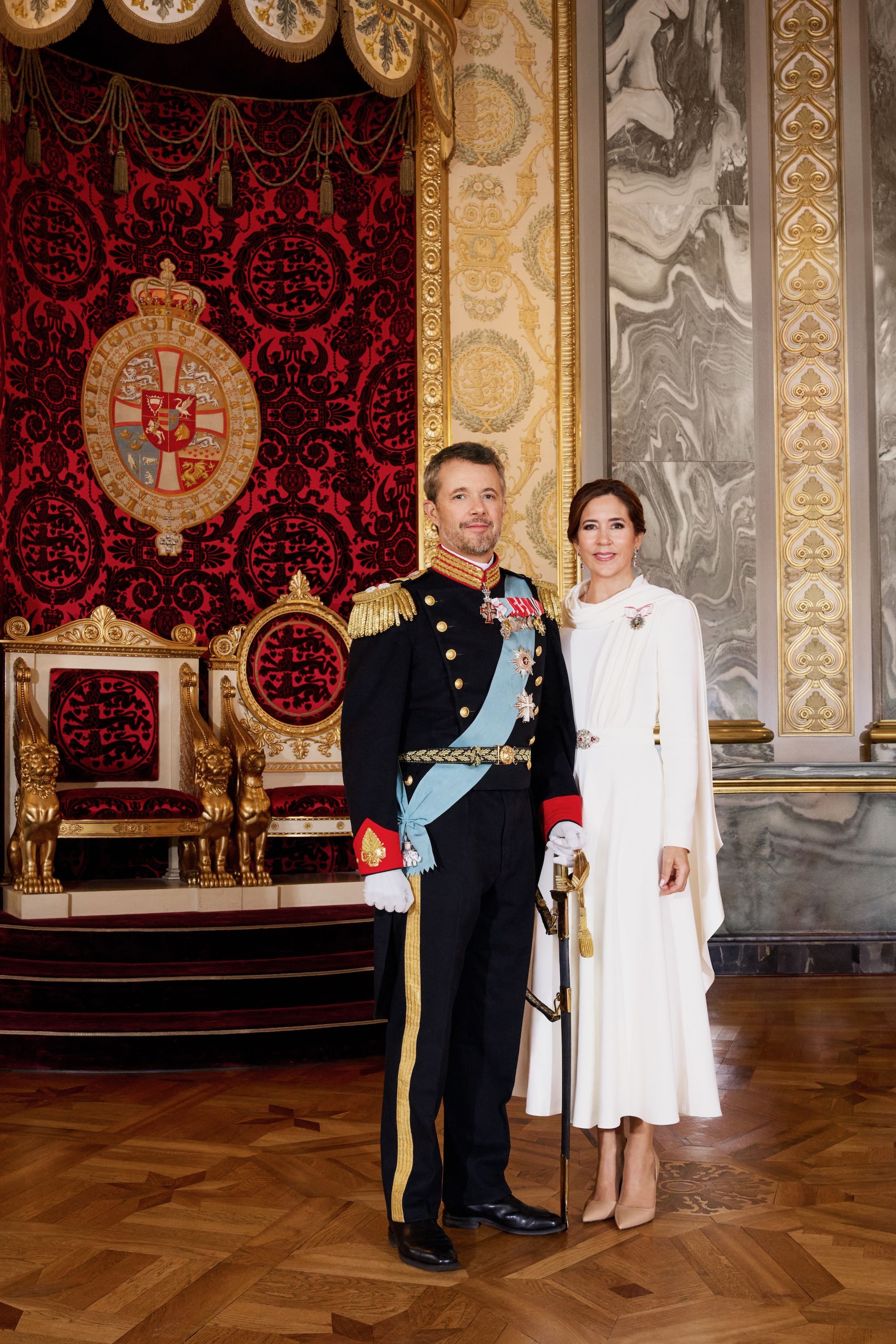 新国王誕生のデンマーク王室、公式ファミリーポートレートを公開 